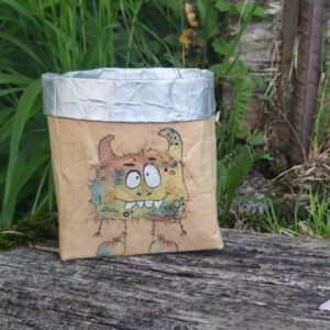 Upcycelte Tetra-Verpackung mit buntem, lustigen gemaltem Monster mit Hörnchen